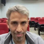 Foto do Professor e Mediador Anderson Eduardo de Oliveira, professor responsável pelo ensino de Português e Matemática, integrando ludicidade e a arteterapia.